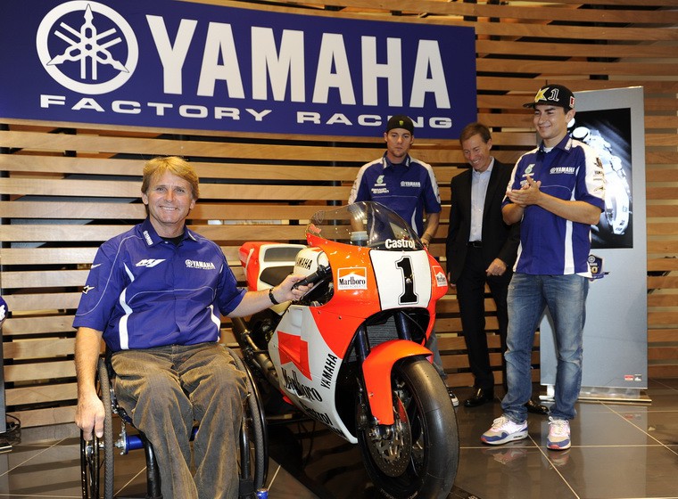 Lorenzo, Spies y Rainey visitan la Yamaha Motor en Milán