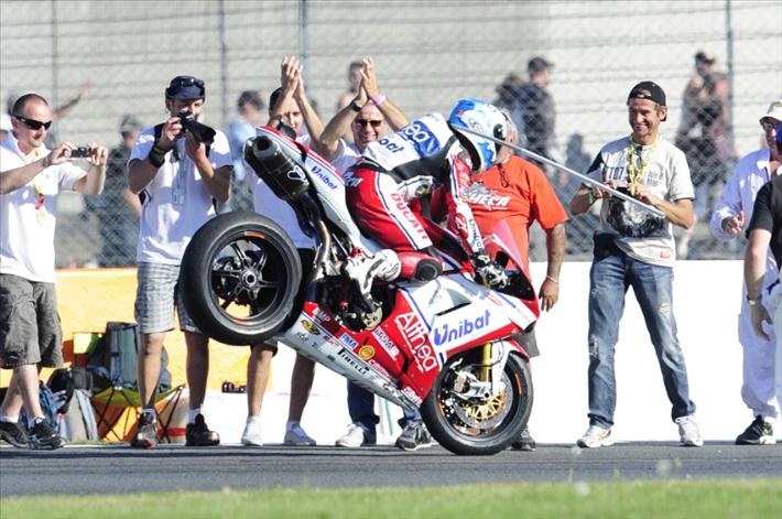 Carlos Checa renueva con el Ducati Althea Racing para 2012