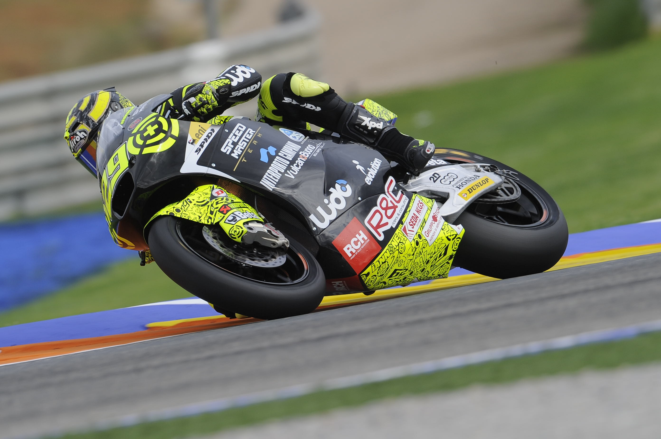 Iannone se hace con el tercer puesto final en el mundial de Moto2