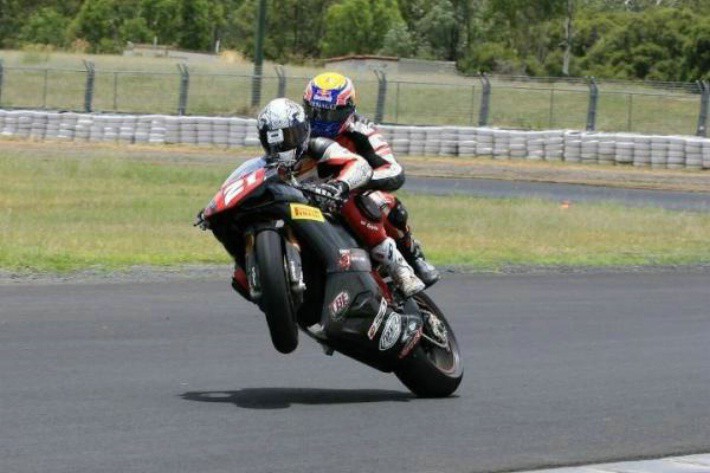 Bayliss da un paseo en moto a Webber en Australia