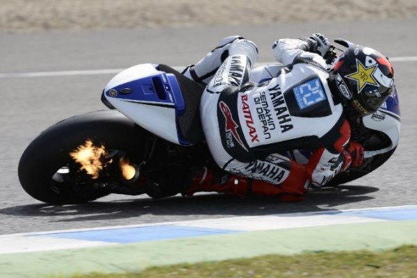 ¿Por qué sale fuego de los escapes en MotoGP?