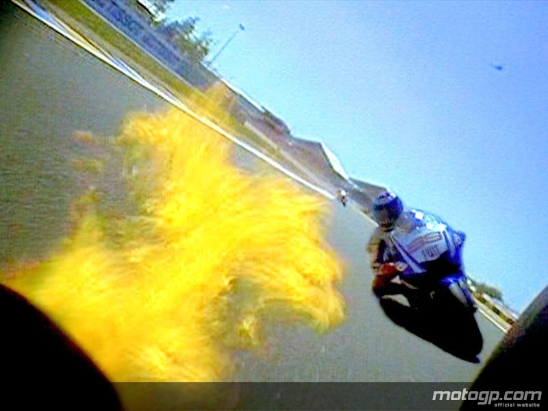 ¿Por qué sale fuego de los escapes en MotoGP?