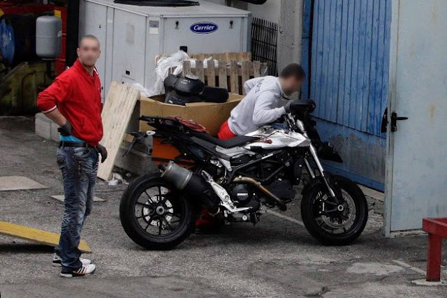 Foto espía de la Ducati Hypermotard 848 2013