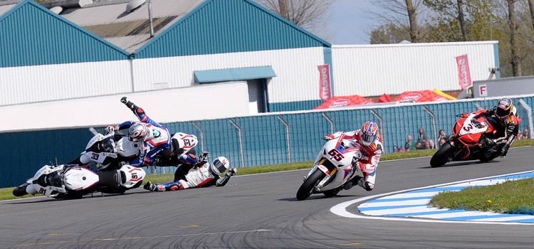 Rea gana la 2ª manga SBK en Donington Park con final de infarto