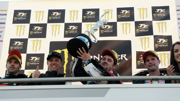 Michael Dunlop gana la carrera 2 Supersport TT, con Maeso 33º