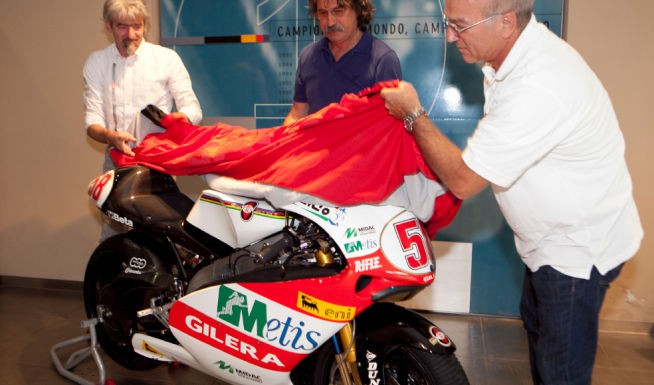 Aprilia entrega la Gilera 250cc de Simoncelli a su familia