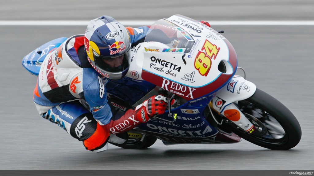 Jonas Folger se lleva la carrera de Moto3 en Brno