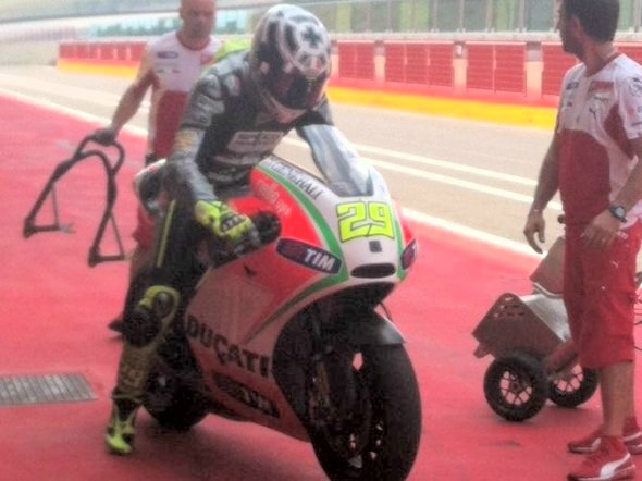 Andrea Iannone sorprende con sus tiempos en el test Ducati