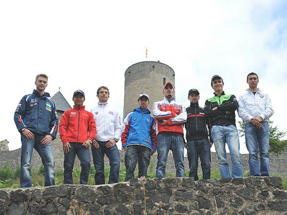 Los pilotos del Mundial de Superbikes visitan el castillo de Nürburg