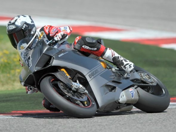 Carlos Checa de test SBK con la Ducati Panigale en Misano