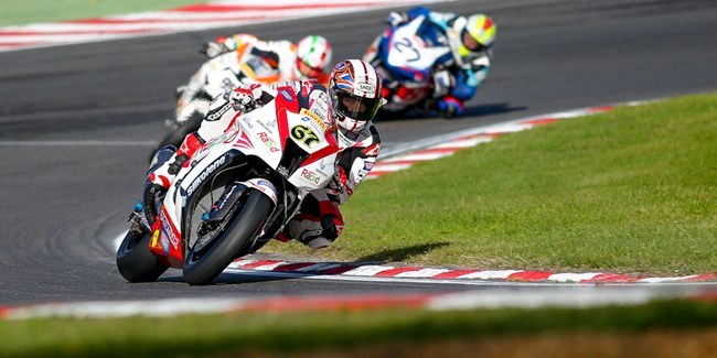 Byrne gana la carrera 1 BSB en Brands Hatch