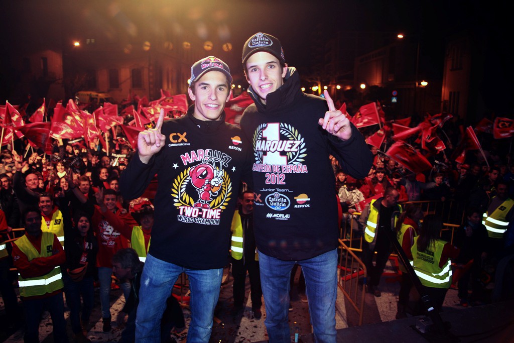 Álex y Marc Márquez celebran sus títulos en Cervera
