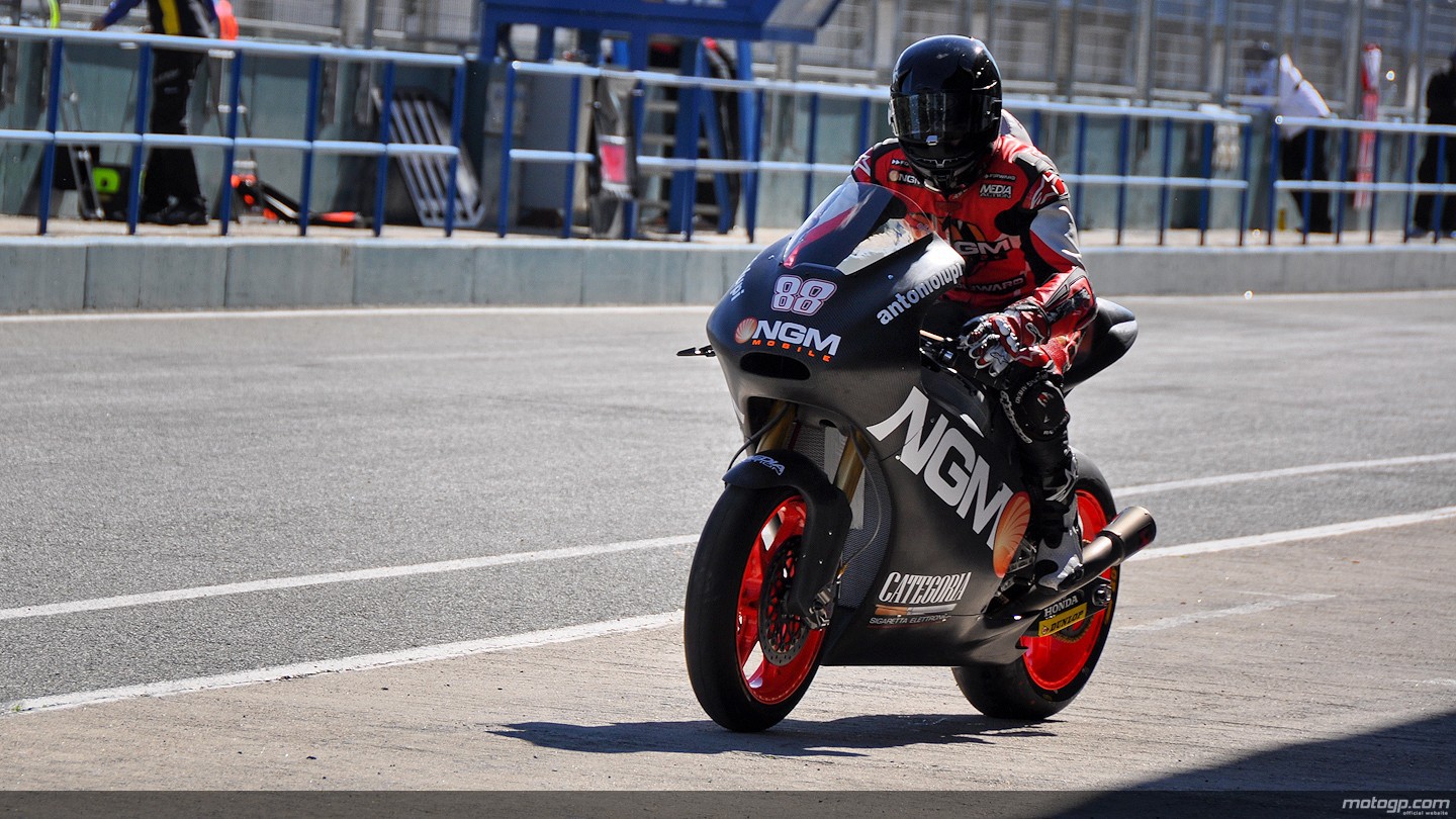 Espargaró y Viñales dominan el día 2 de test Moto3 y Moto2 en Jerez