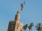 Dany Torres vuela sobre la Torre del Oro de Sevilla