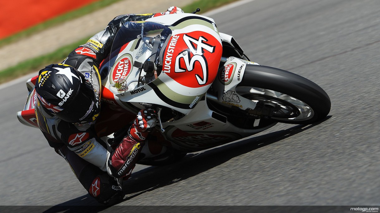 Scott Redding rueda con la Suzuki RGV500 de Kevin Schwantz