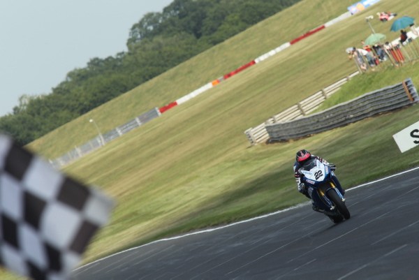 Alex Lowes gana la carrera 1 del BSB en Snetterton