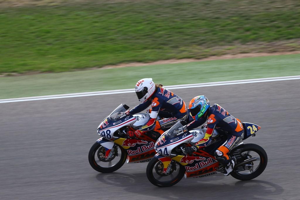 Karel Hanika gana la carrera 1 de la Rookies Cup en Motorland