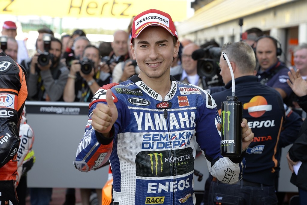 Lorenzo se impone en MotoGP, en un duelo con Márquez en Silverstone