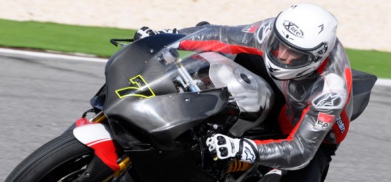 Davies y Giugliano trabajan en sus Ducati SBK en Portimao