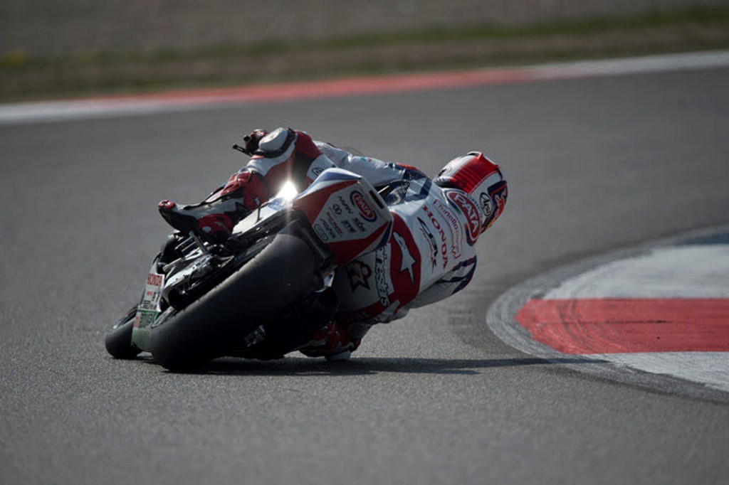 Jonathan Rea triunfa en la carrera 2 SBK Assen, con la lluvia protagonista