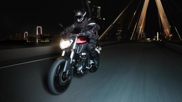 2014-Yamaha-MT125-EU-Anodized-Red-Action-001