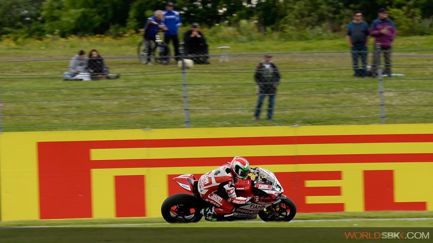 Davide Giugliano marca la superpole SBK en Donington Park