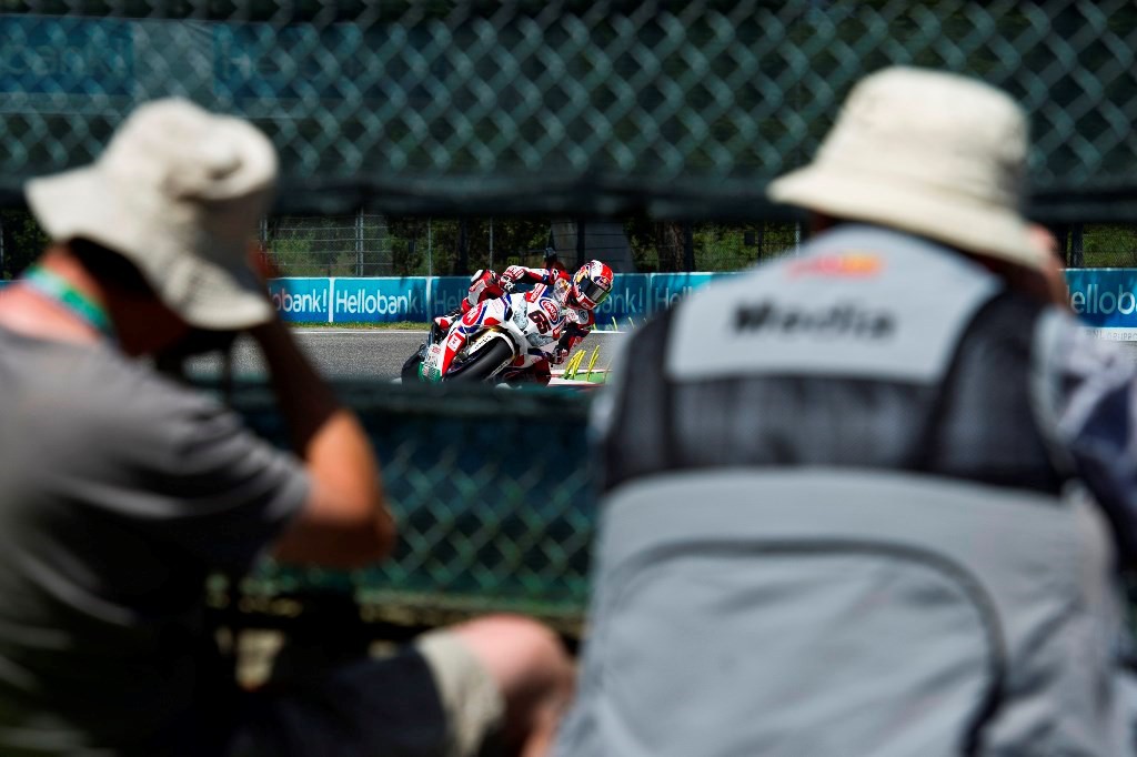 Jonathan Rea domina y marca doblete SBK en Imola, Davies 2º y Guintoli 3º