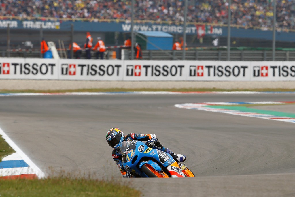 Álex Márquez triunfa en la carrera Moto3 de Assen, Rins 2º y Oliveira 3º