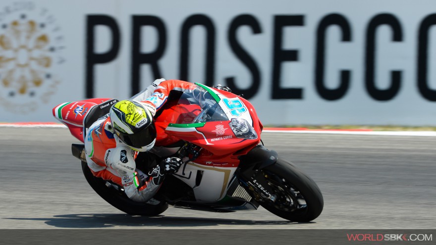 Jules Cluzel le gana el mano a mano a Sofuoglu en Supersport Portimao