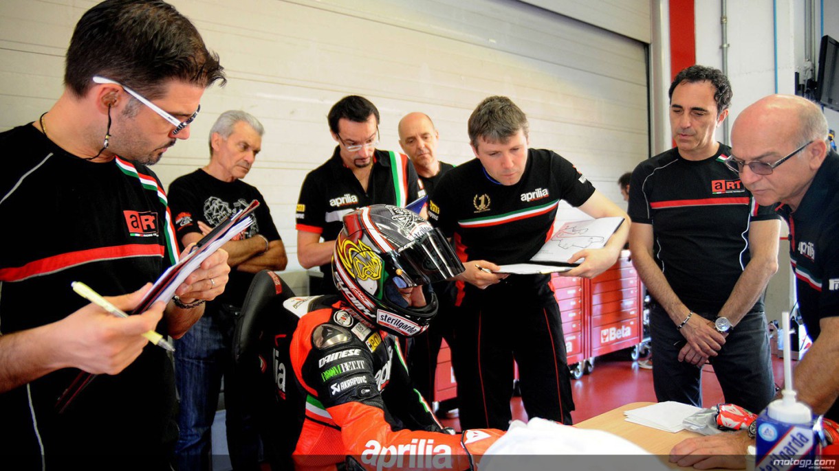 Max Biaggi prueba la Aprilia MotoGP en Portimao, con caída incluida