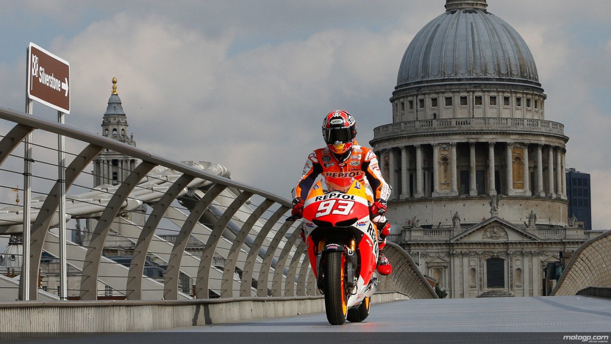 Marc Márquez cruza el puente del Milenio de Londres en moto