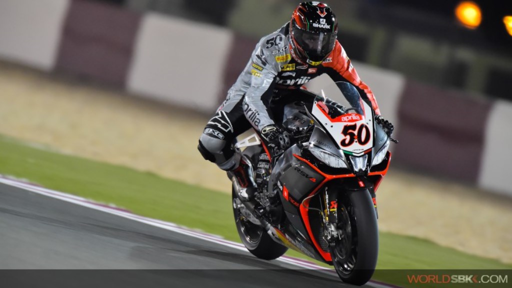 Guintoli machaca en la carrera 1 SBK Qatar, Salom Campeón EVO