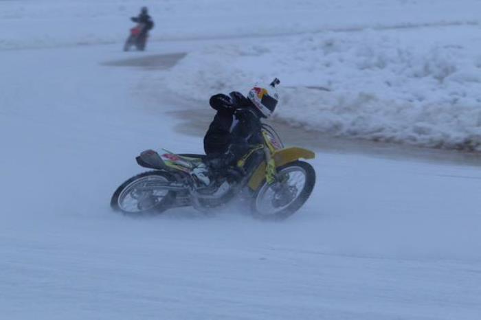 Maverick Viñales, Jack Miller y Niklas Ajo entrenan en el hielo