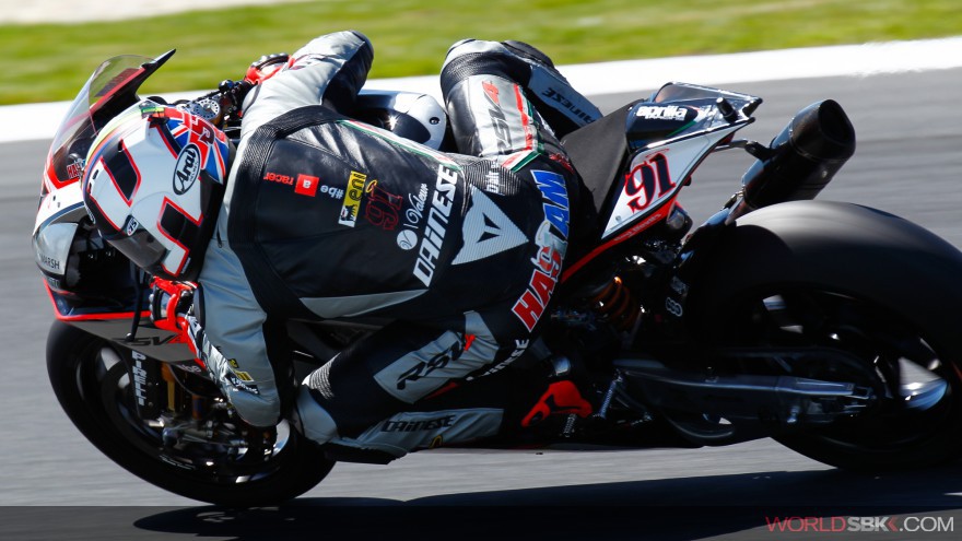 Leon Haslam gana sobre la línea a Rea en la carrera 2 de SBK en Phillip Island