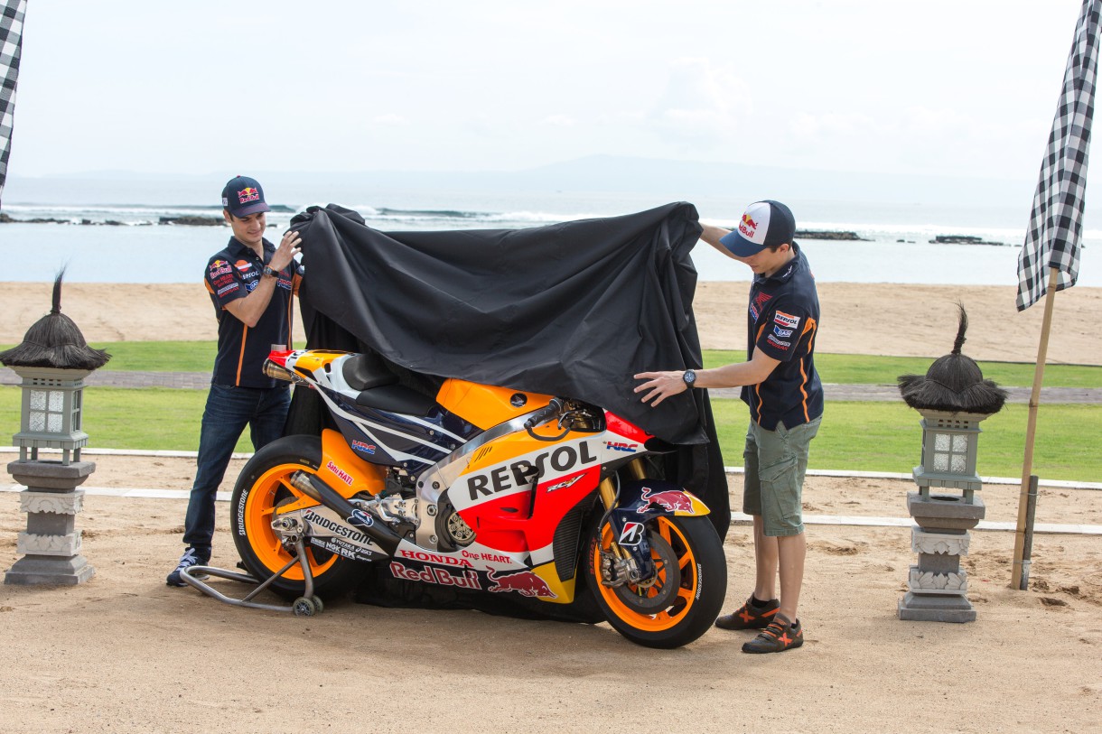 Pedrosa y Márquez presentan su Honda MotoGP 2015 en Bali