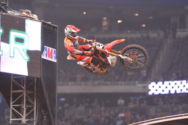 Eli Tomac gana la cita del AMA Supercross 2015 en Detroit