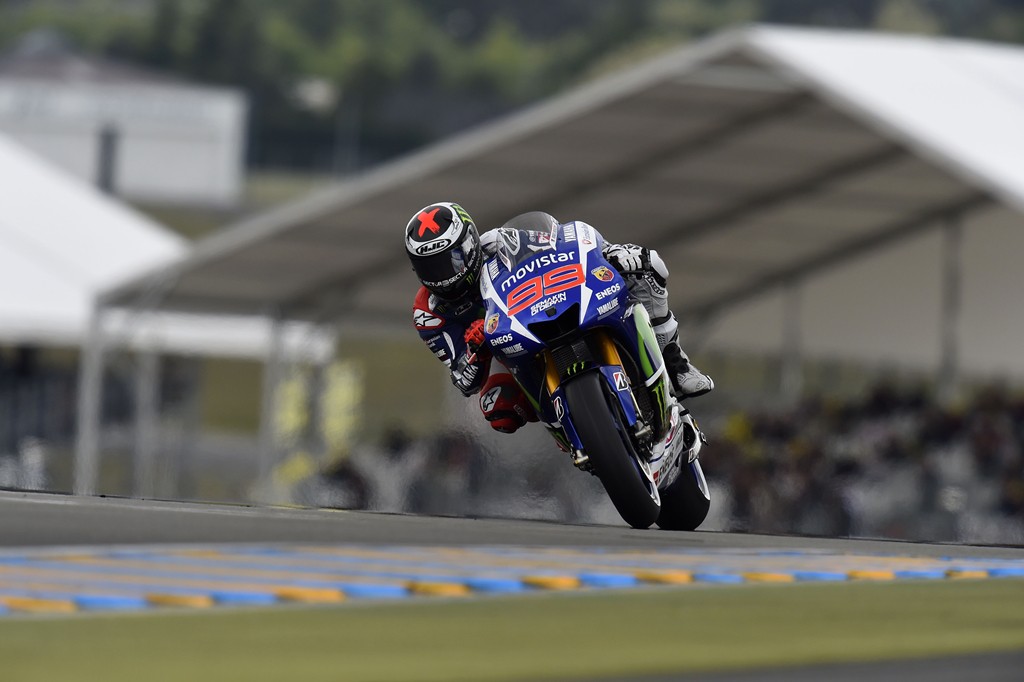 Jorge Lorenzo controla la carrera de MotoGP en Le Mans, Rossi 2º y Dovi 3º