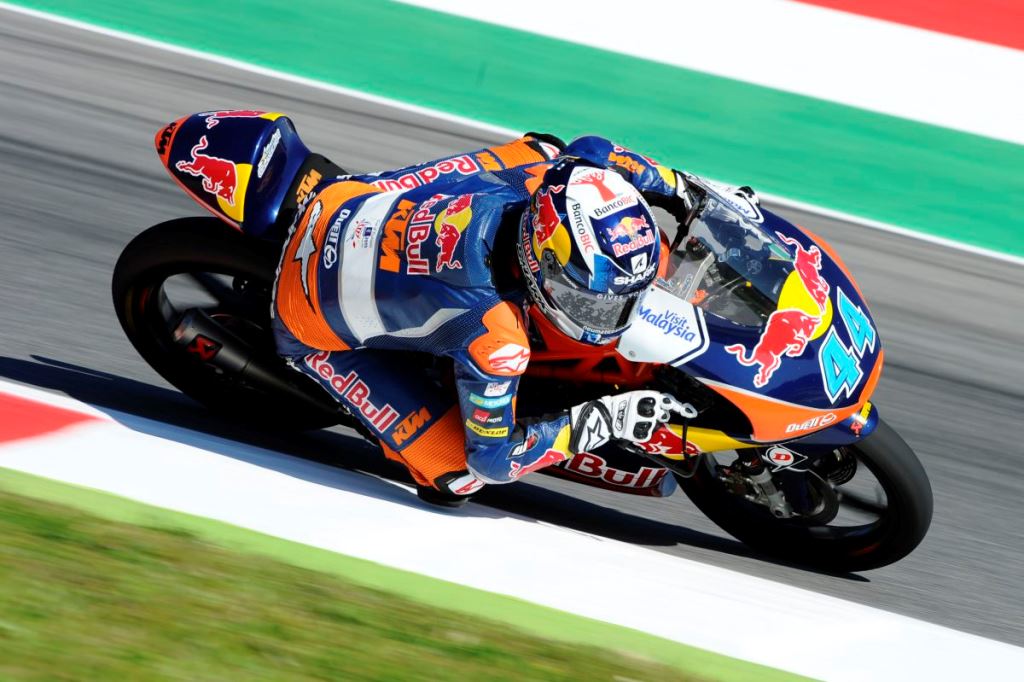 Miguel Oliveira triunfa en una carrera espectacular de Moto3 en Mugello