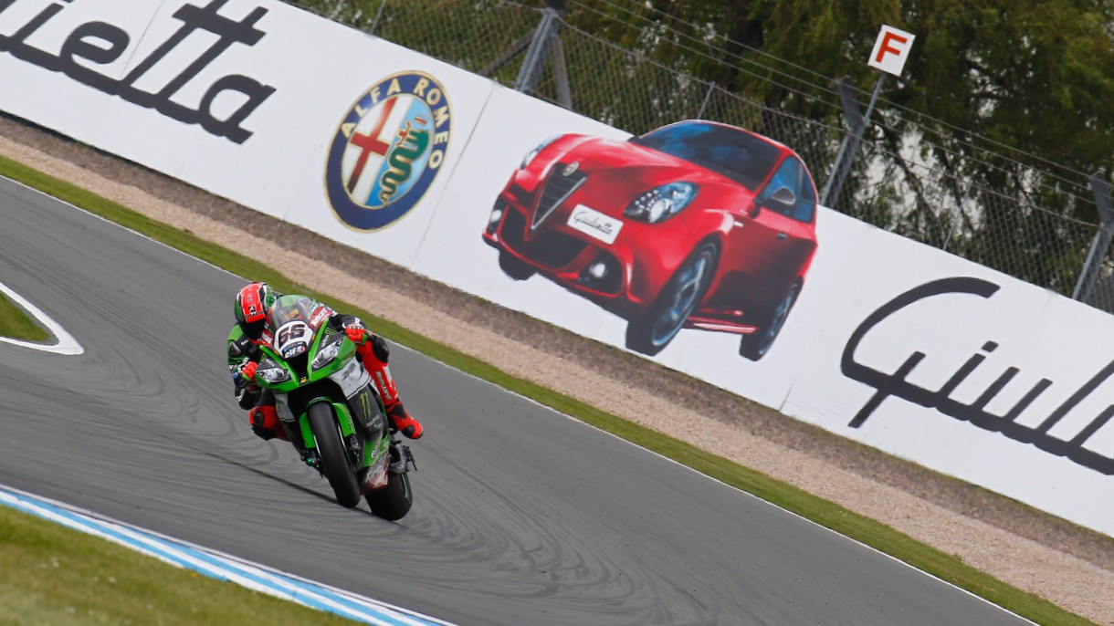 Tom Sykes gana la carrera 1 de SBK en Donington Park, Rea 2º y Davies 3º