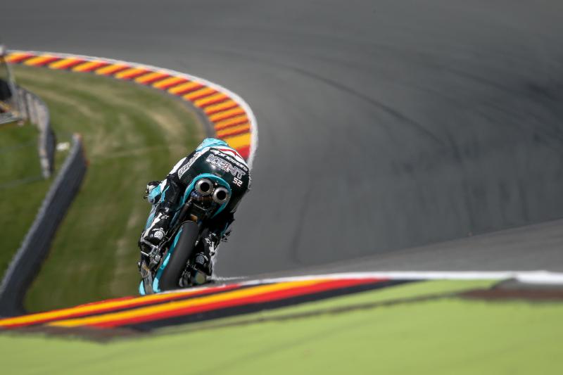 Danny Kent consigue la pole Moto3 en Alemania, con caída incluida