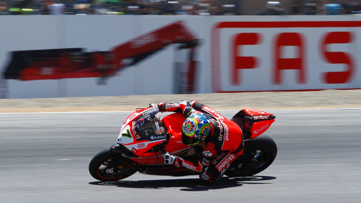 Chaz Davies gana la carrera 1 de SBK en Laguna Seca, Sykes 2º y Rea 3º