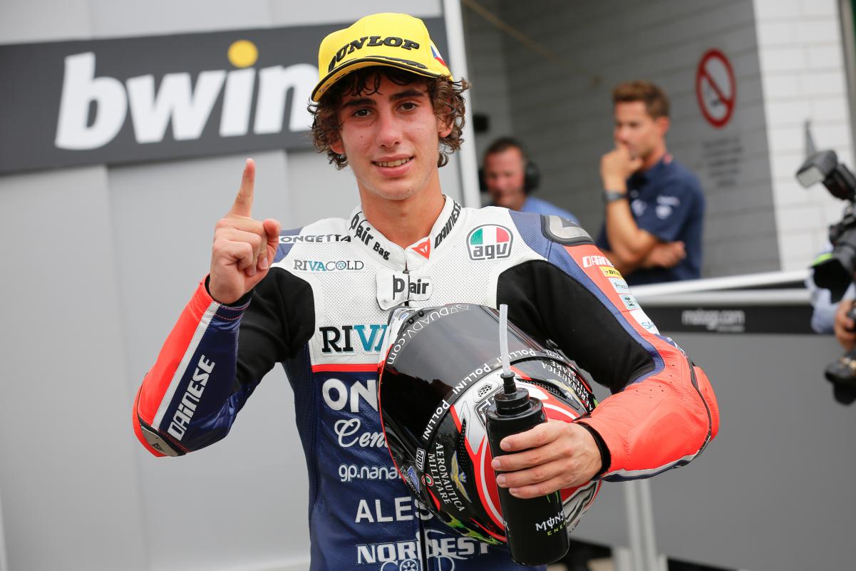 Niccolò Antonelli gana una carrera brutal de Moto3 en Brno, Bastianini 2º y Binder 3º