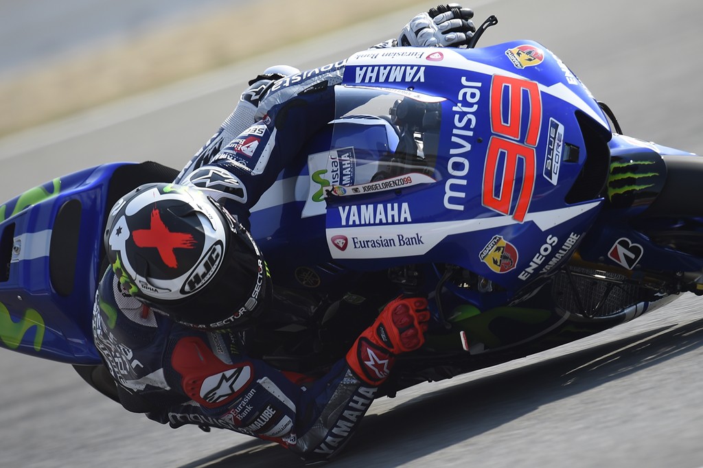 Jorge Lorenzo controla la carrera de MotoGP en Brno, Márquez 2º y Rossi 3º