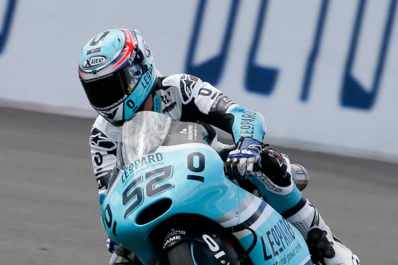 Danny Kent gana una carrera de supervivencia en Moto3 Silverstone y es más líder