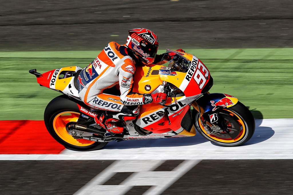 Márquez consigue una pole de récord de MotoGP en Silverstone, Lorenzo 2º y Pedrosa 3º