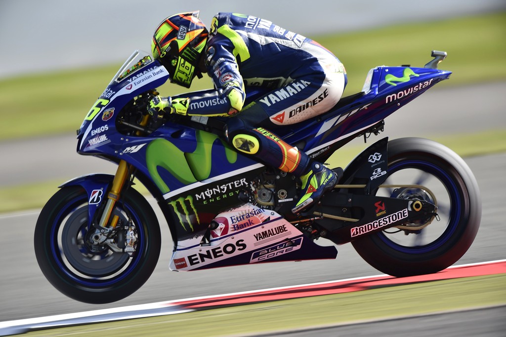 Valentino Rossi triunfa en la carrera de MotoGP en Silverstone, KO Márquez