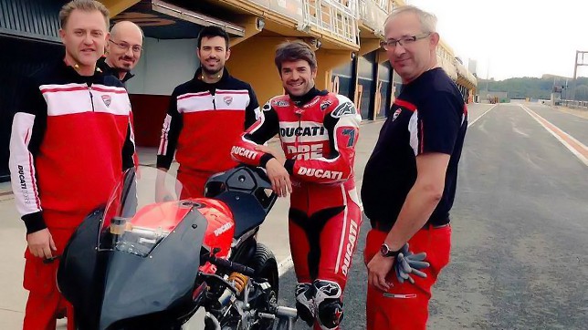 Carlos Checa participa en el test Ducati SBK en Valencia