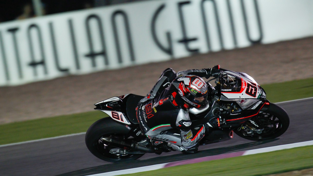 Jordi Torres gana una carrera increíble en el Mundial de Superbike en Qatar