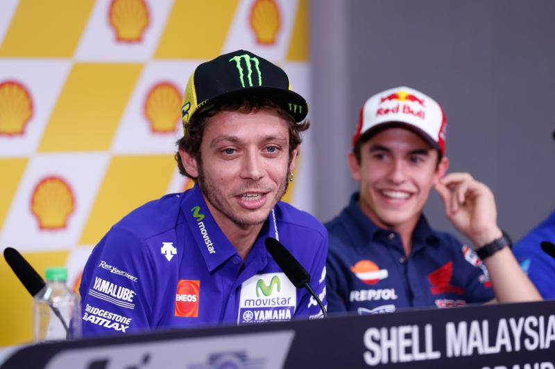 Valentino Rossi dice que Márquez favorece a Lorenzo en la lucha por MotoGP ¿Sí o no?