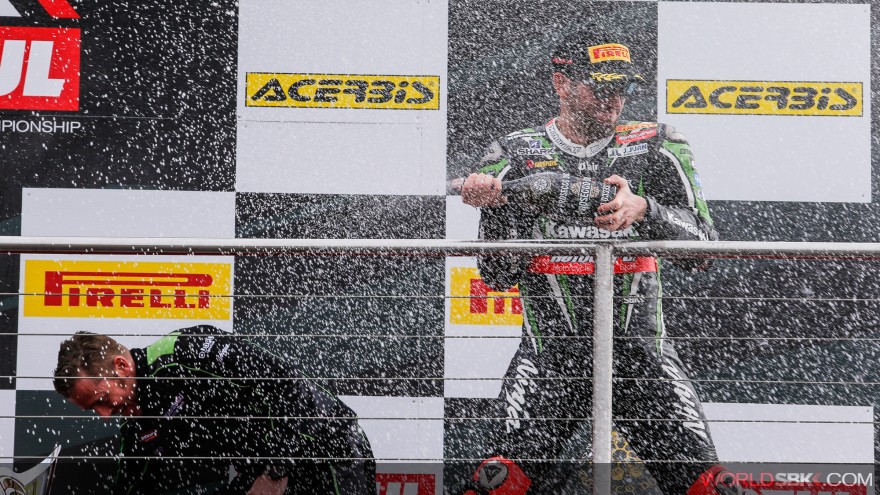 Tom Sykes marca doblete del Mundial SBK en Donington Park